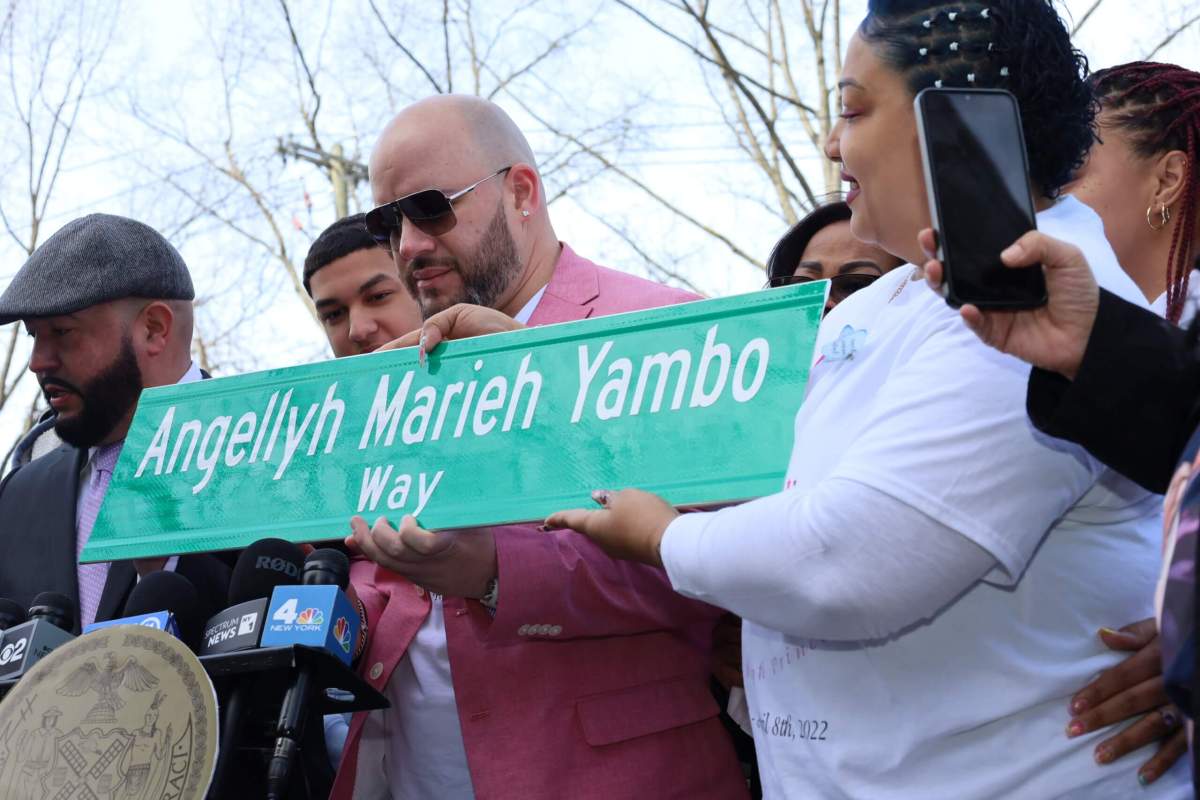 angellyh yambo sign with mom and dad