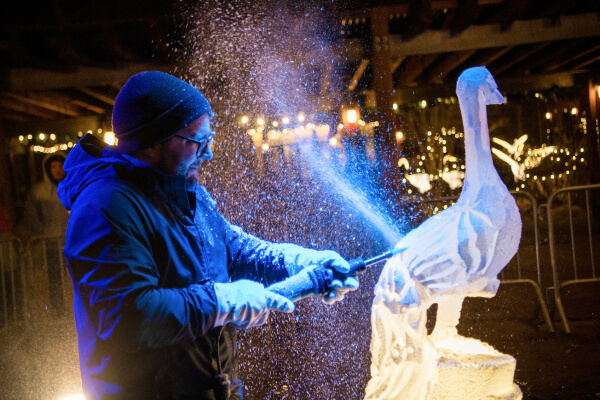 Watch live ice carving demonstrations done by professionals.